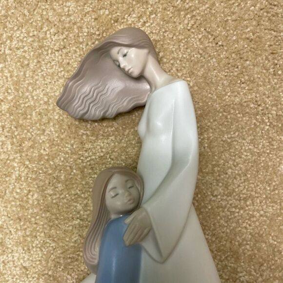 Lladro I love you mom Retired 2017 Porcelain Decorative Figurine - Picture 2 of 4